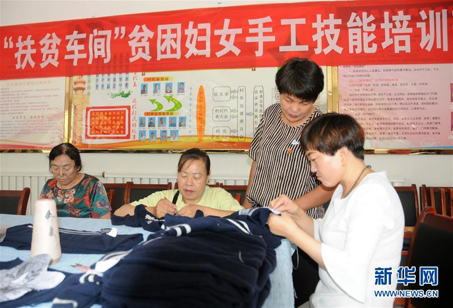 (決戰(zhàn)決勝脫貧攻堅(jiān)·圖文互動)(1)內(nèi)蒙古河套:一雙巧手、一副棒針、一團(tuán)毛線打造貧困戶“炕頭經(jīng)濟(jì)”